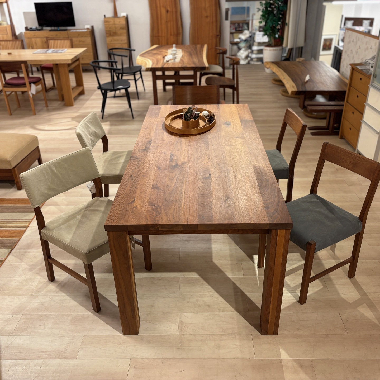 広松木工　アウトレットセール品　FREX ウォールナット　ダイニングテーブル182 